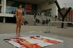 La artista Milo Moiré, desnuda, una performance o porno?